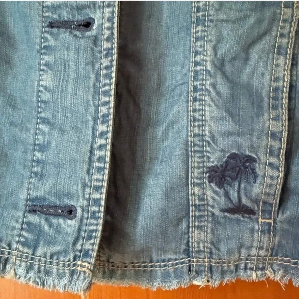 Tommy Bahama Chambray O’Lei Jean Jacket with frayed hem EUC Sz. M - Picture 6 of 7